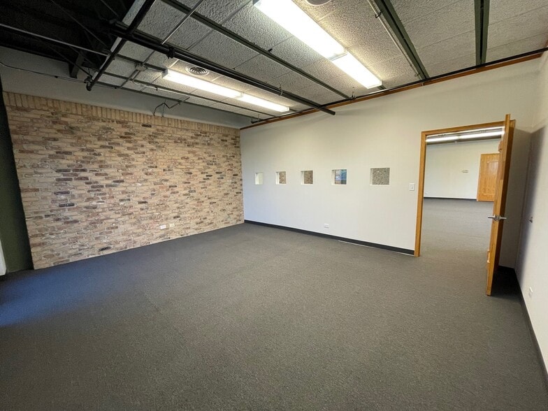 1051 E Main St, East Dundee, IL for lease - Interior Photo - Image 2 of 4