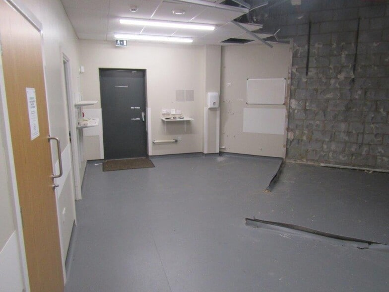 130 Dunthorne Way, Milton Keynes for lease - Interior Photo - Image 3 of 5