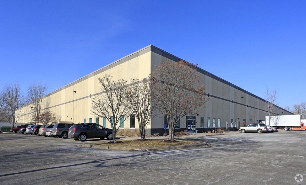 4837 Azelia Ave N, Brooklyn Center, MN for lease - Primary Photo - Image 1 of 2