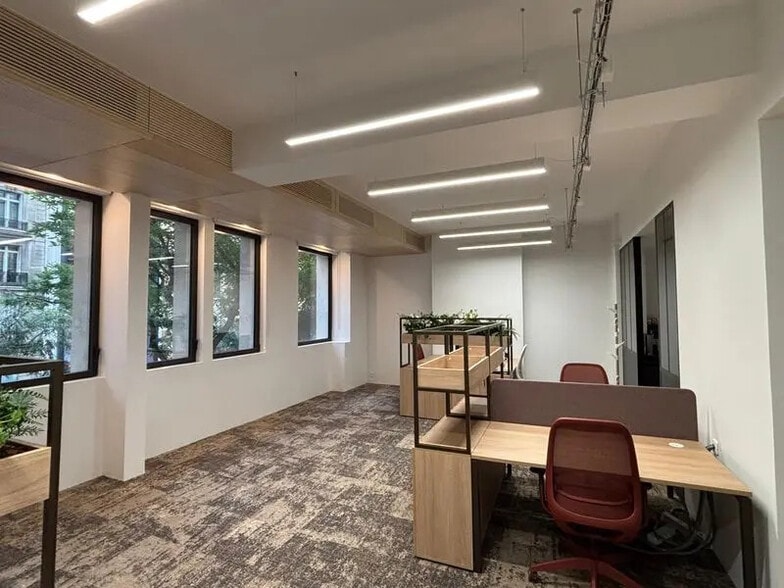 Office in Paris for lease - Interior Photo - Image 1 of 15