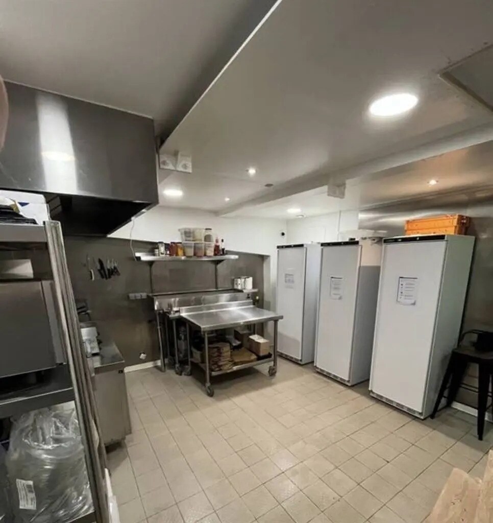 Retail in Paris for lease Interior Photo- Image 1 of 4