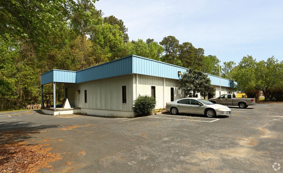 Fully leased 3 building flex center portfolio of 3 properties for sale on LoopNet.com - Primary Photo - Image 1 of 3