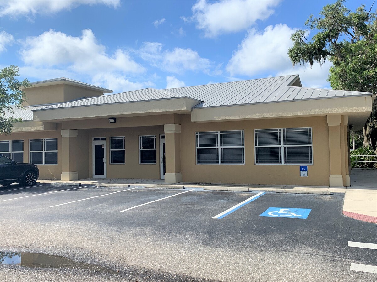 2530 Bobcat Village Center Rd, North Port, FL 34288