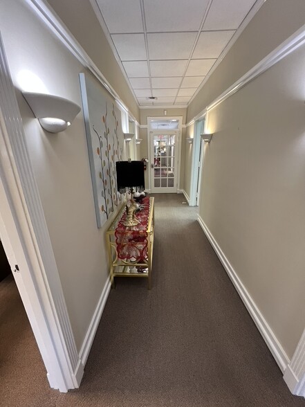 612 W Friendly Ave, Greensboro, NC for lease - Building Photo - Image 2 of 8