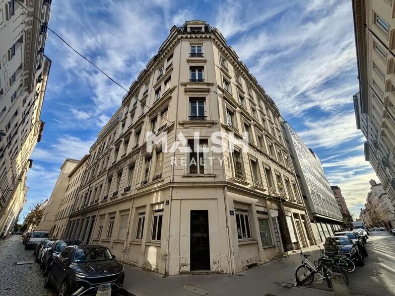 Office in Lyon for lease - Building Photo - Image 1 of 16