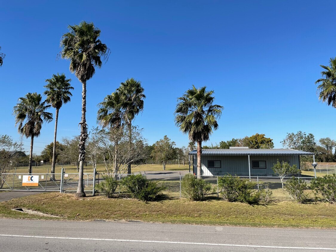 6107 E FM 1462 Rd, Rosharon, TX for lease Building Photo- Image 1 of 12