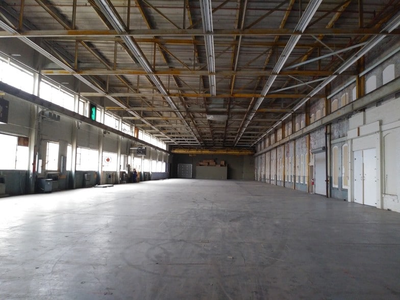 12 Baltic Ln, Fitchburg, MA for lease - Interior Photo - Image 1 of 6