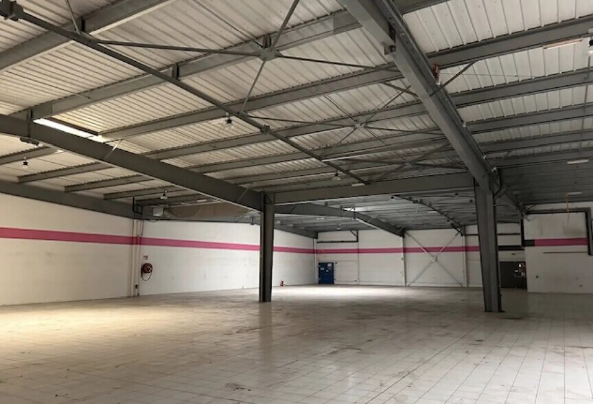 Retail in Maurepas for lease - Interior Photo - Image 1 of 6