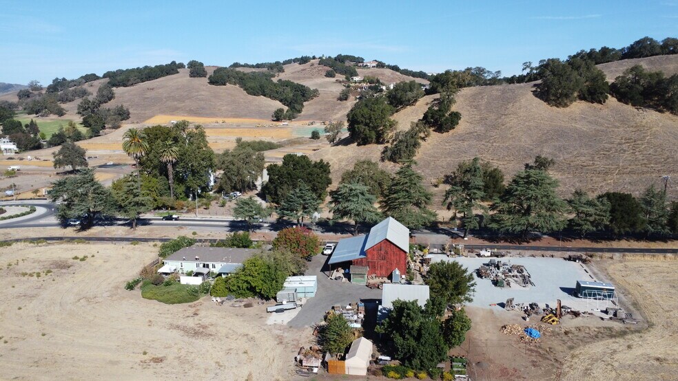 2480 Hecker Pass Hwy, Gilroy, CA for sale - Building Photo - Image 3 of 26