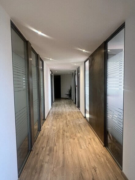 Office in Biot for sale - Interior Photo - Image 3 of 8