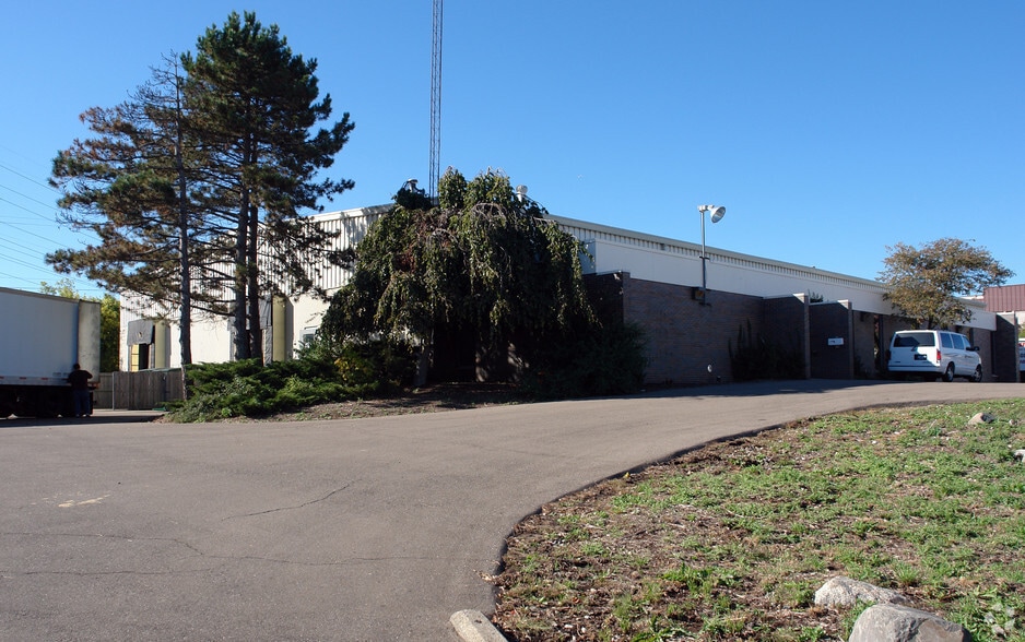 24651 Crestview Ct, Farmington Hills, MI for sale - Primary Photo - Image 1 of 1