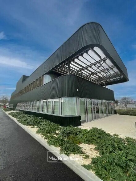 Office in Saint-Maurice-de-Beynost for lease - Primary Photo - Image 1 of 13