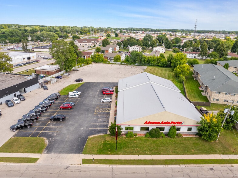 821 Lime Kiln Rd, Green Bay, WI for sale - Building Photo - Image 2 of 29