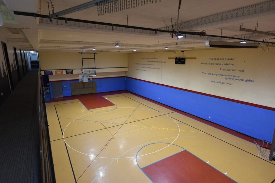 3327 W Fullerton Ave, Chicago, IL for sale - Interior Photo - Image 3 of 9