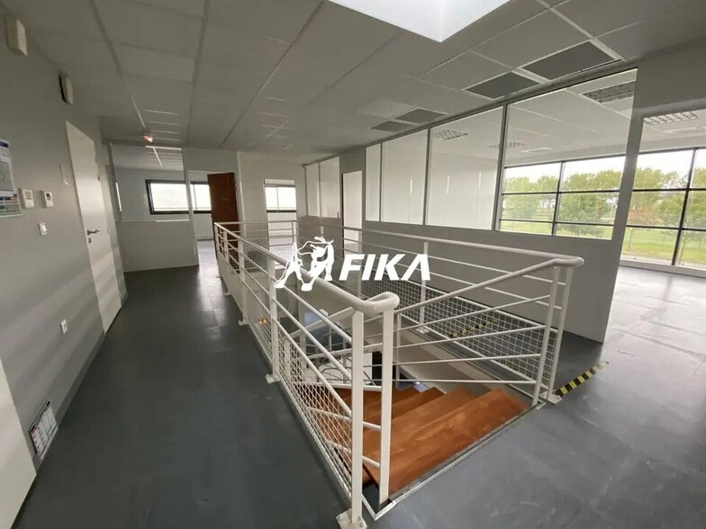 Flex in Villeneuve-lès-Bouloc for lease - Interior Photo - Image 3 of 10