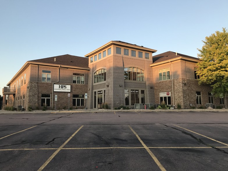 101 W 69th St, Sioux Falls, SD for lease - Building Photo - Image 1 of 3