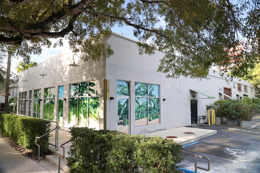 5582 NE 4th Ct, Miami, FL for lease - Building Photo - Image 2 of 5