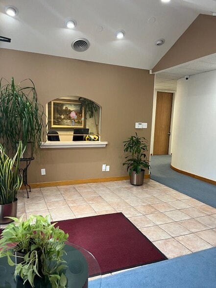 9876 Plano Rd, Dallas, TX for sale - Lobby - Image 2 of 16