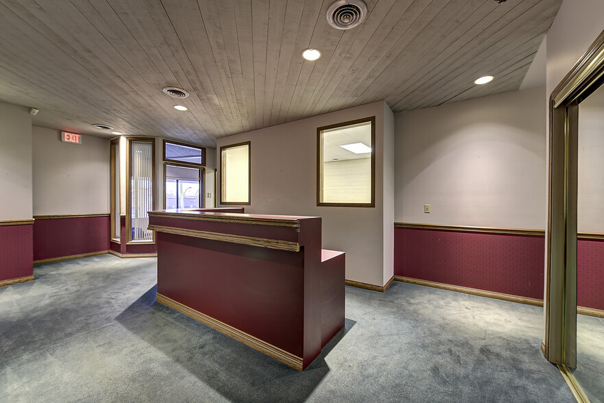 586 Leon Av, Kelowna, BC for lease - Building Photo - Image 2 of 16