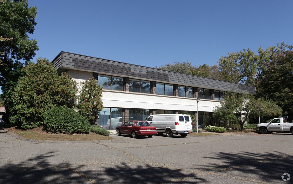 63 Eastern Blvd, Glastonbury, CT for lease - Primary Photo - Image 1 of 2