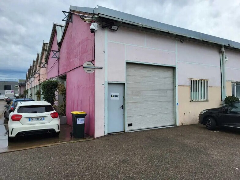 Office in Vénissieux for lease - Building Photo - Image 1 of 4