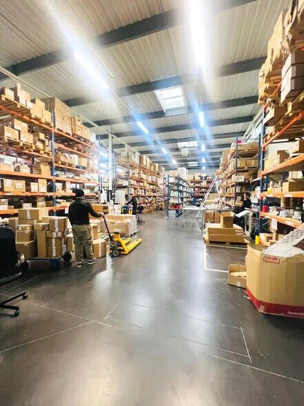 Flex in Élancourt for lease - Building Photo - Image 2 of 8