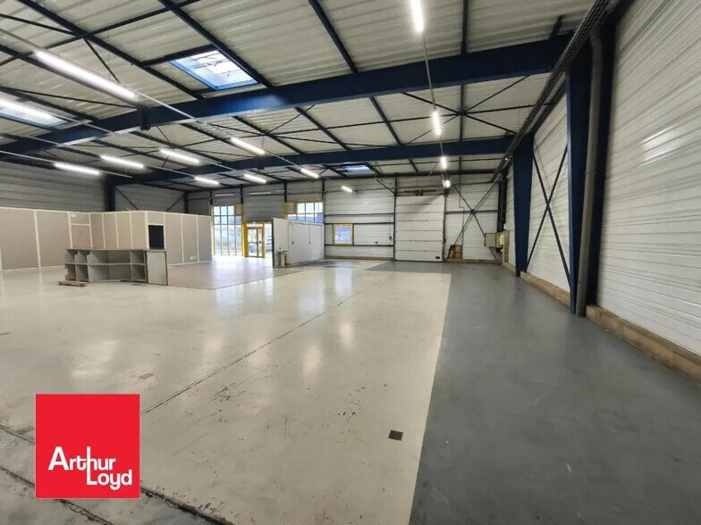 Flex in Chartres for lease - Interior Photo - Image 2 of 3