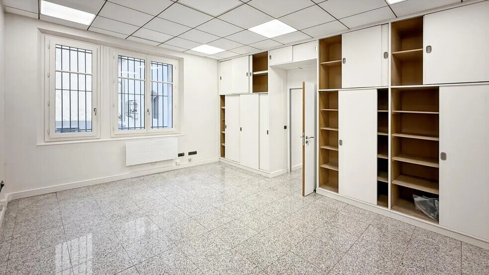 Office in Paris for lease - Building Photo - Image 1 of 8