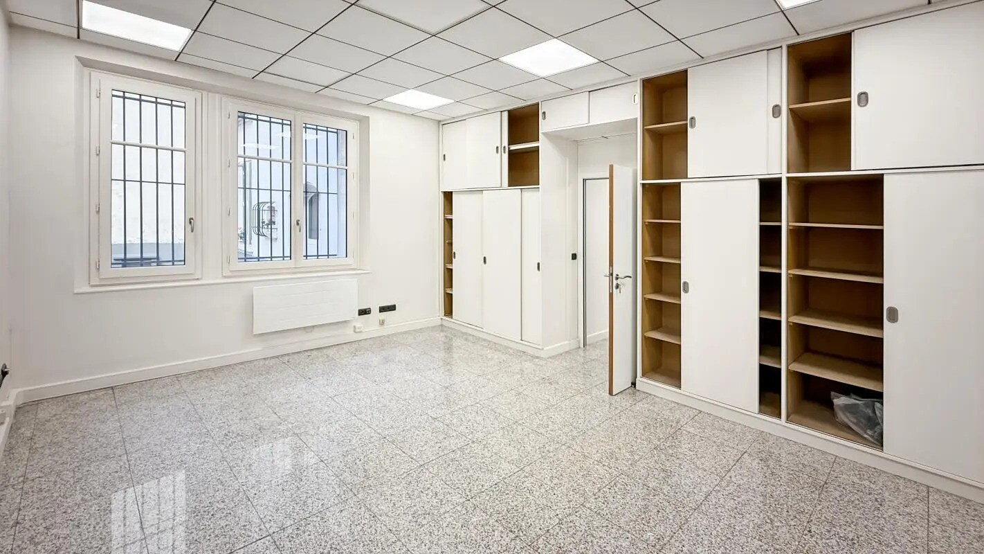 Office in Paris for lease Building Photo- Image 1 of 9