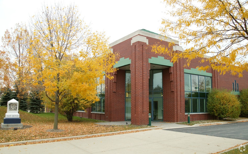 505 Bond St, Lincolnshire, IL 60069