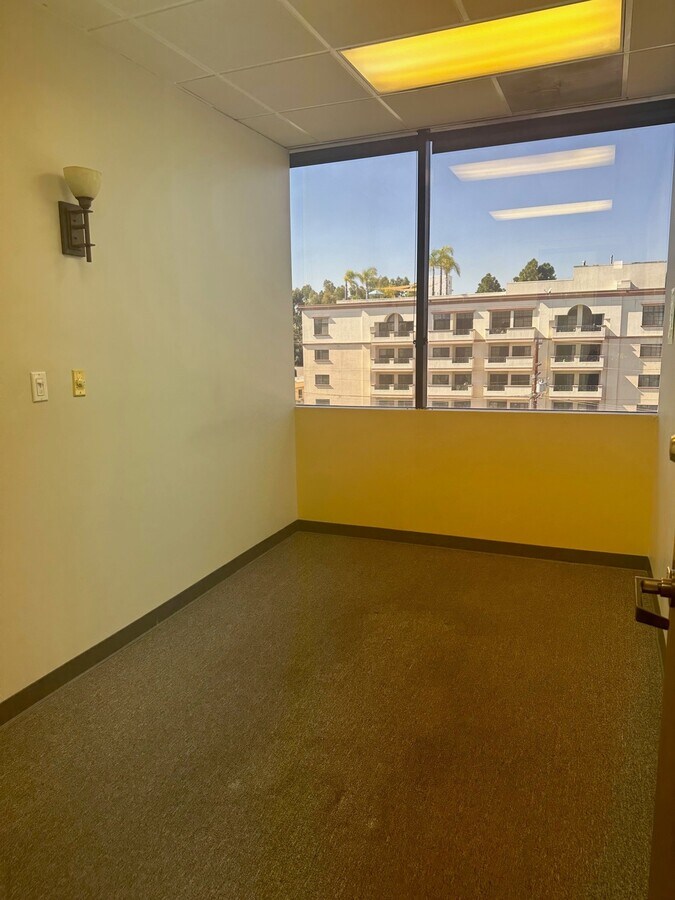 250 N Robertson Blvd, Beverly Hills, CA 90211 Robertson Center