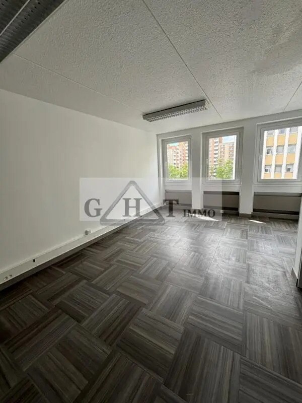 Office in Ivry-sur-Seine for lease Interior Photo- Image 1 of 5