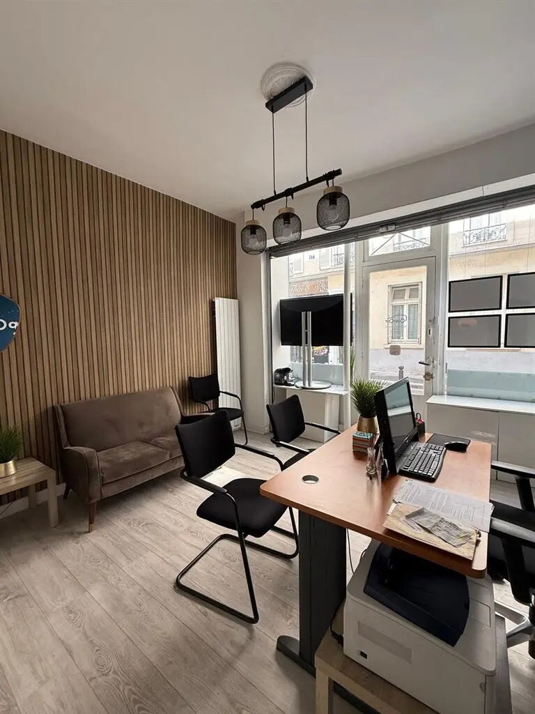 Retail in Paris for lease Interior Photo- Image 1 of 4