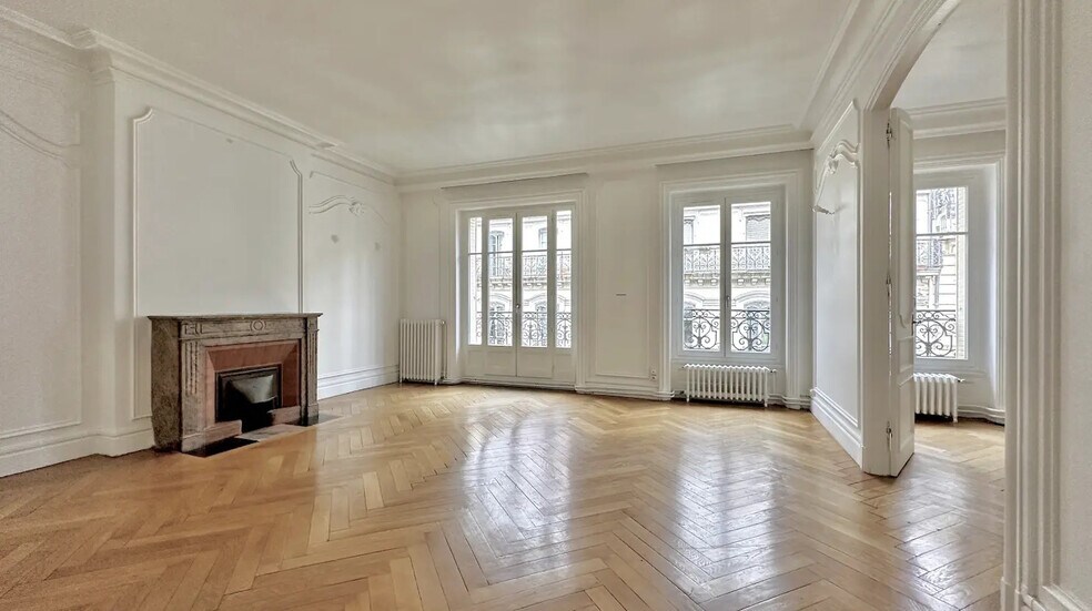 Office in Paris for lease - Interior Photo - Image 1 of 5
