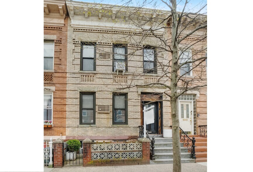 240 Jackson St, Brooklyn, NY 11211