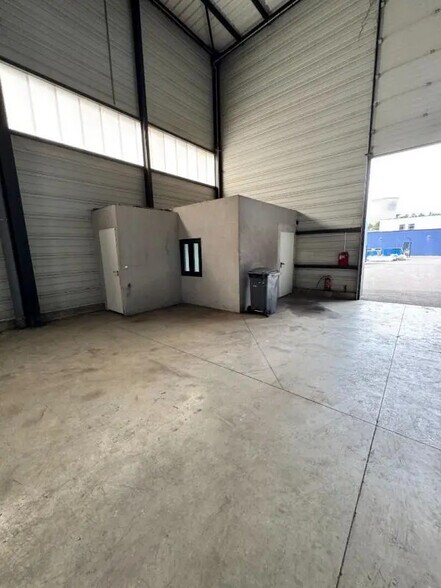 Industrial in Saint-Avold for lease - Interior Photo - Image 2 of 6