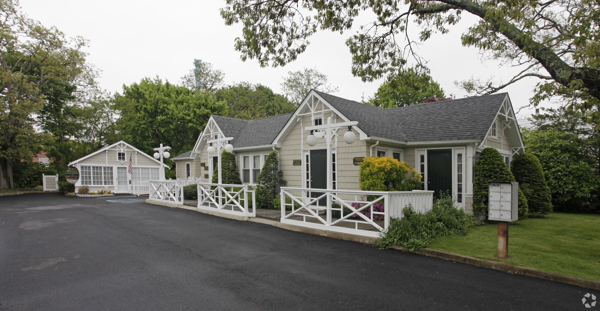 12 Oak St, Westhampton Beach, NY for sale Primary Photo- Image 1 of 1