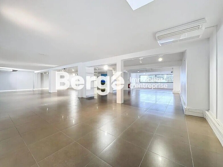 Retail in Antibes for lease - Building Photo - Image 2 of 6