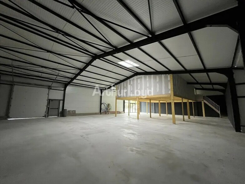 Flex in Bétheny for lease - Interior Photo - Image 3 of 6