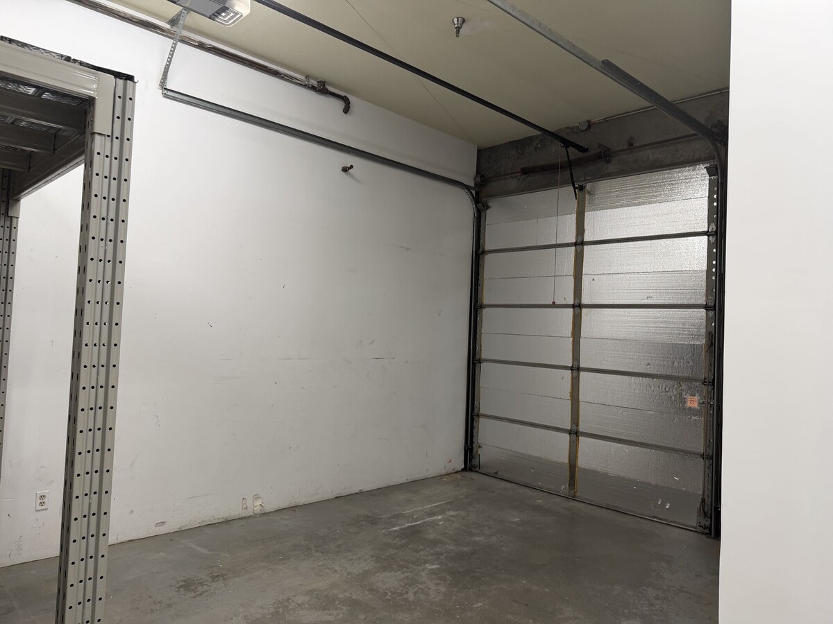 9059-9079 Shaughnessy St, Vancouver, BC V6P 6R9 - Unit 7 - - Interior Photo - Image 1 of 25