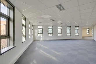 8 Rue Eugène Et Armand Peugeot, Rueil-Malmaison for lease Interior Photo- Image 1 of 5