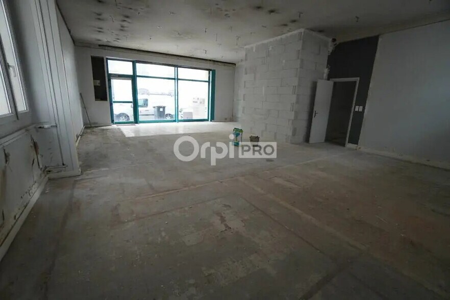 Retail in Dijon for lease - Building Photo - Image 1 of 4