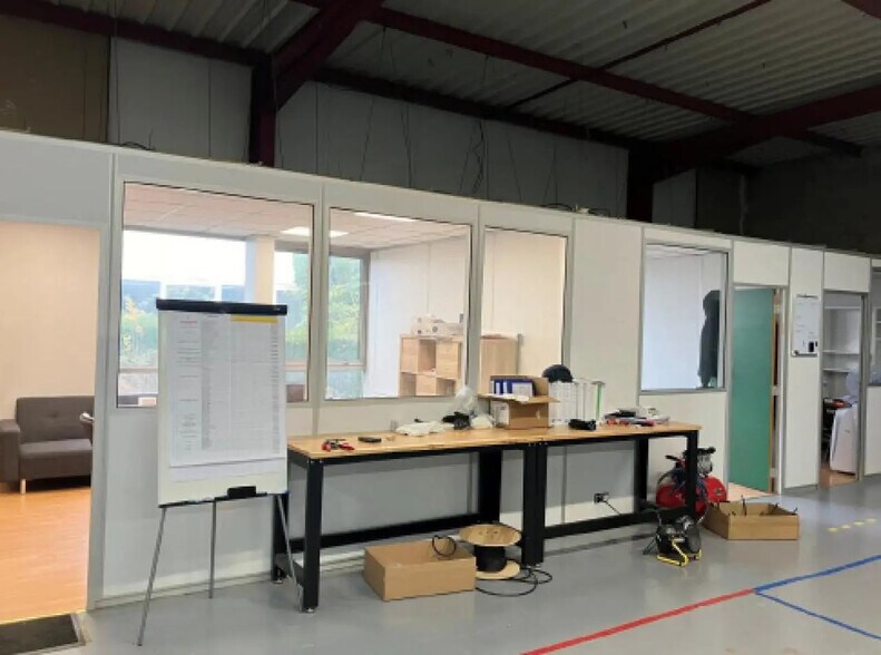 Flex in Villebon-sur-Yvette for lease - Interior Photo - Image 1 of 4