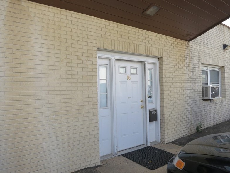 16 Secatoag Ave, Port Washington, NY for sale - Building Photo - Image 1 of 1