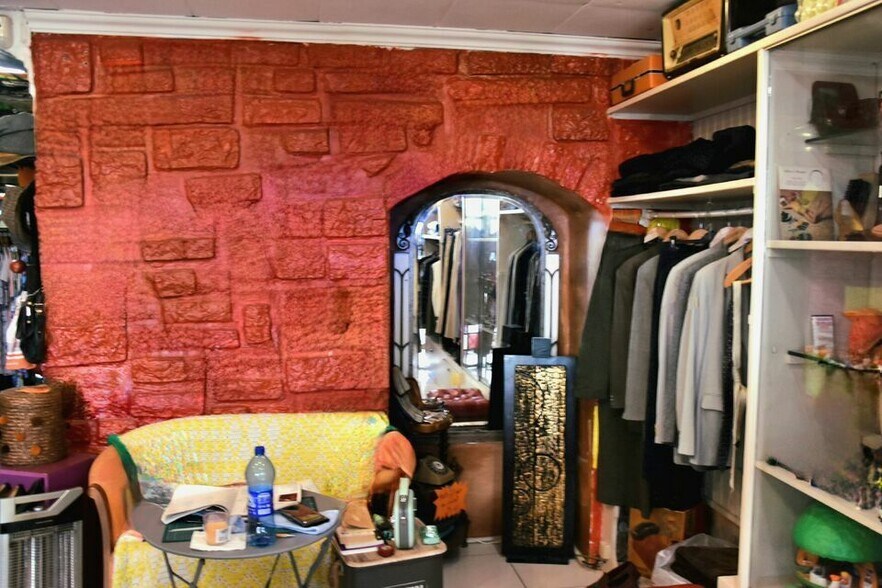 Retail in Nice for lease - Interior Photo - Image 2 of 5