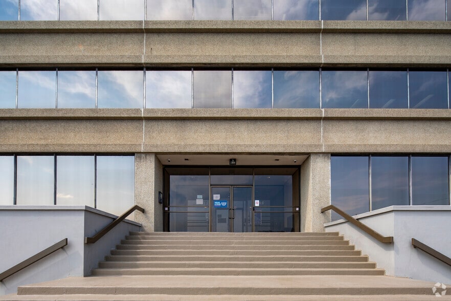 101 Duncan Mill Rd, Toronto, ON for sale - Building Photo - Image 3 of 4