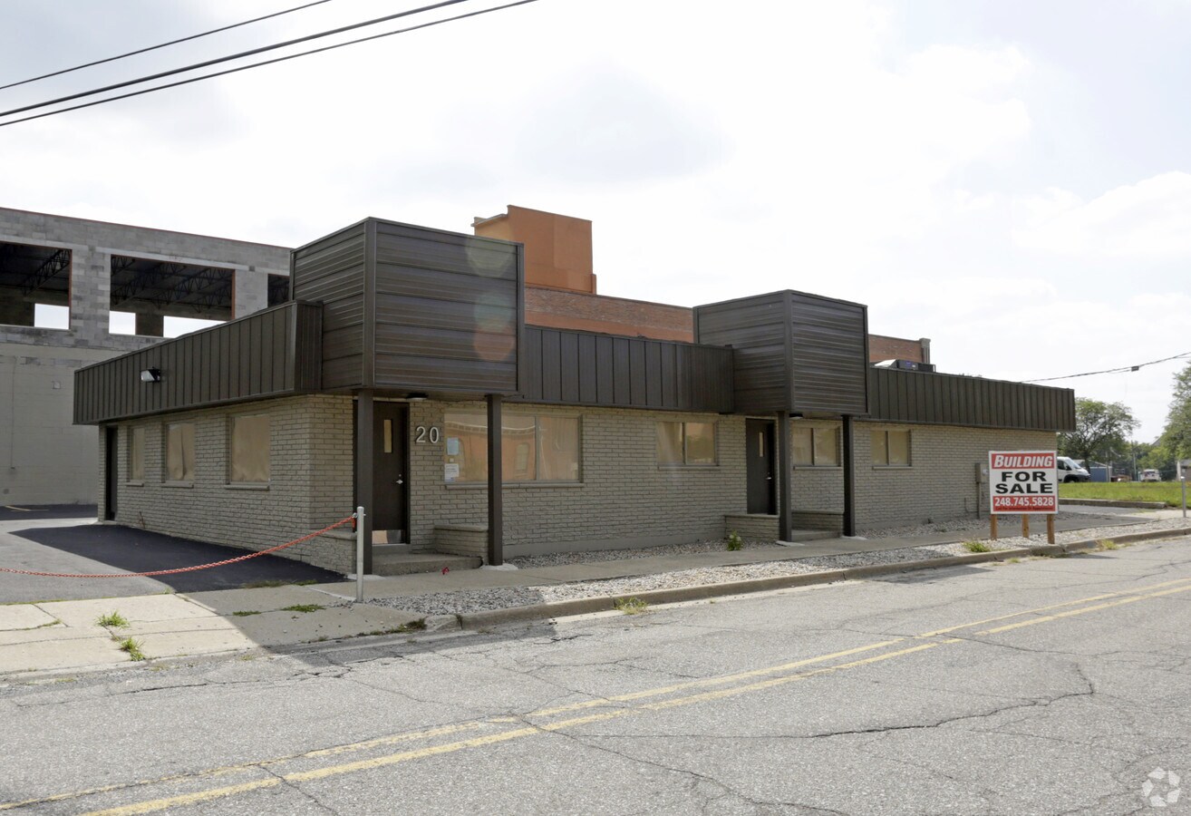 20 Whittemore St, Pontiac, MI 48342