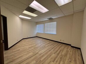 31900 Mission Trl, Lake Elsinore, CA for lease Interior Photo- Image 2 of 3