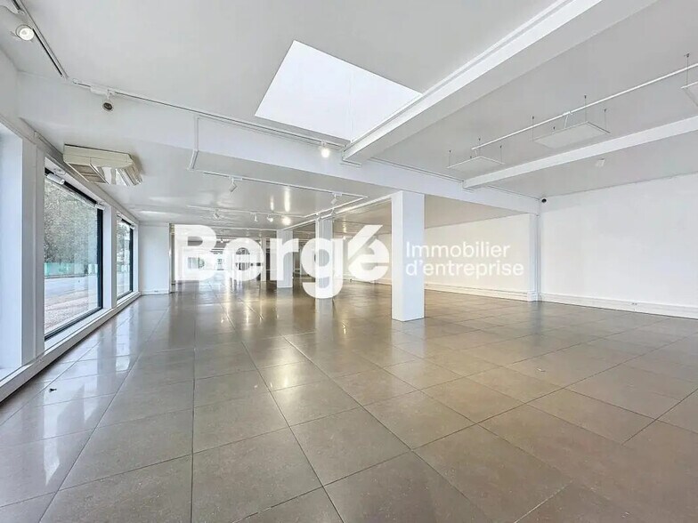 Retail in Antibes for lease - Interior Photo - Image 3 of 6