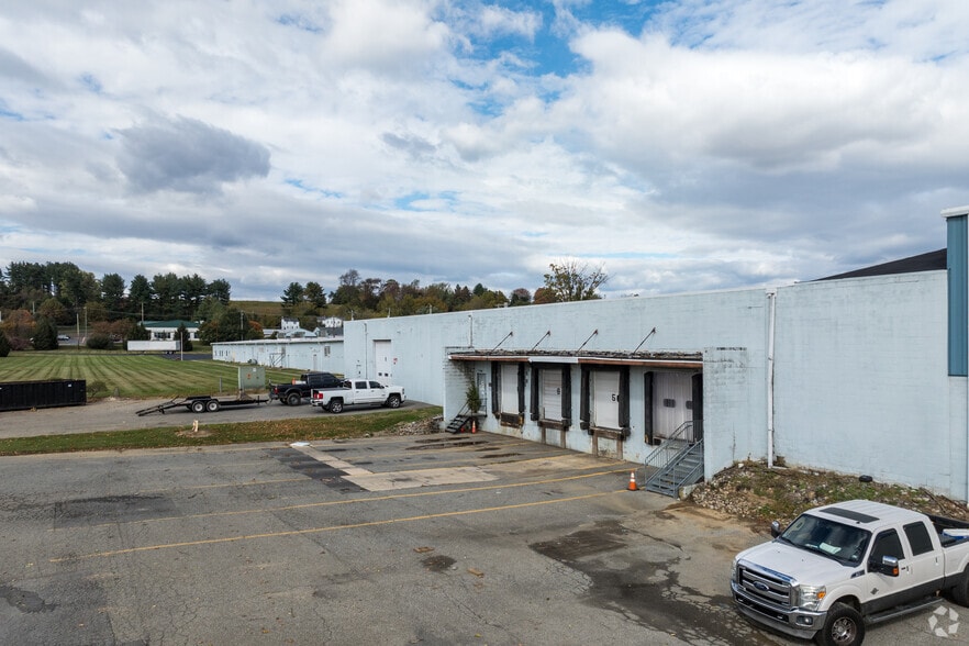 738 W Cypress St, Kennett Square, PA for lease - Building Photo - Image 3 of 5